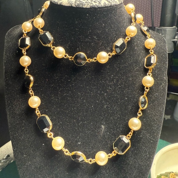Elegant Gold and Black Pearl Necklace - Picture 2 of 6
